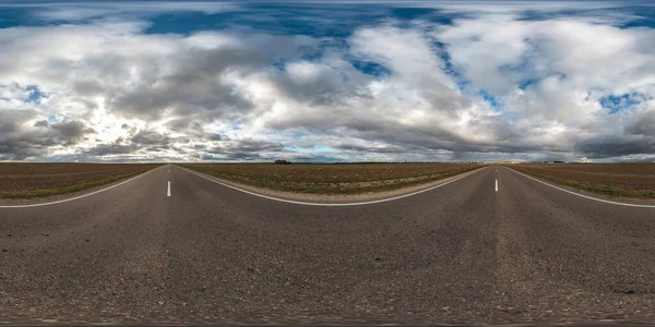 Panorama hdri esférico sem emenda completo 360 graus vista de ângulo na estrada de asfalto entre os campos no dia de outono com belas nuvens em projeção equiretangular, pronto para VR AR conteúdo de realidade virtual — Fotografia de Stock