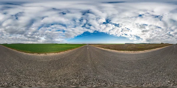 Panorama hdri esférico sin costura completa 360 grados ángulo de visión en carretera de asfalto entre los campos en el día de otoño con hermosas nubes en proyección equirectangular, listo para VR AR contenido de realidad virtual —  Fotos de Stock