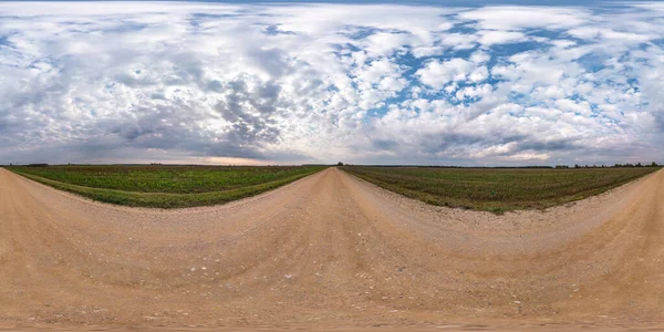 Panorama hdri esférico sin costura completa 360 grados ángulo de visión en la carretera de grava entre los campos en el día de otoño con hermosas nubes en proyección equirectangular, listo para VR AR contenido de realidad virtual — Foto de Stock