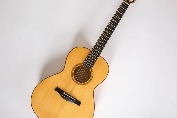 Tekstura drewna dolnego pokładu sześciu strun gitara akustyczna na WHI — Zdjęcie stockowe