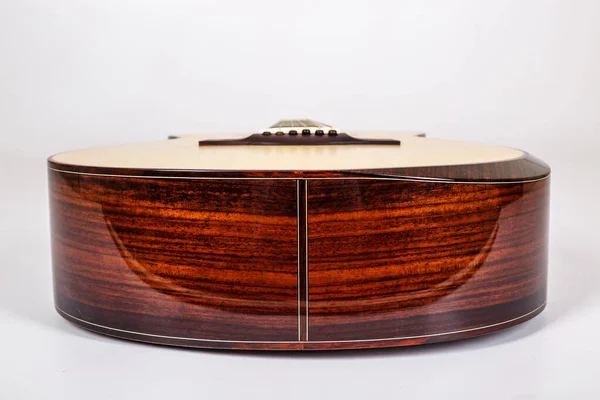 Trä konsistens av nedre däck sex strängar akustisk gitarr på vit bakgrund. gitarr form — Stockfoto