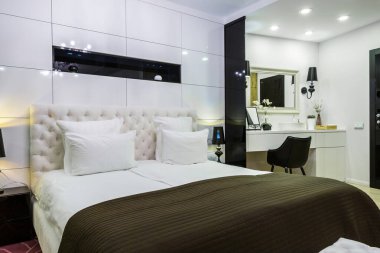 Minsk, Belarus - Eylül 2019: Modern lüks VIP yatak odasının içi, stüdyo dairelerinde beyaz renkli büyük yataklı.
