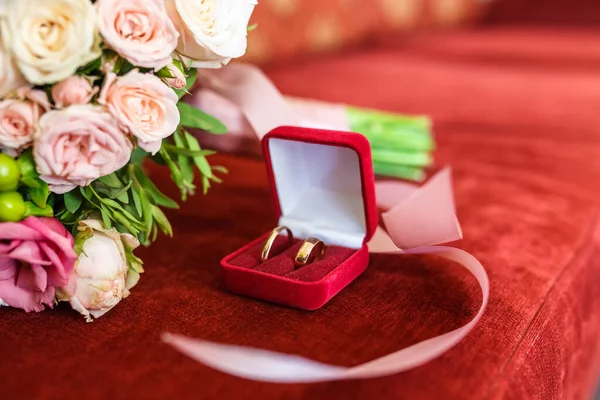 결혼 반지와 여름 흰색 핑크 장미의 밝은 결혼식 꽃다발 — 스톡 사진
