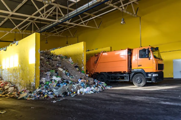 Lastbil kastar skräp på att sortera moderna avfallsåtervinningsanläggning. Separat och sortera sophämtning. Återvinning och lagring av avfall för vidare bortskaffande. — Stockfoto