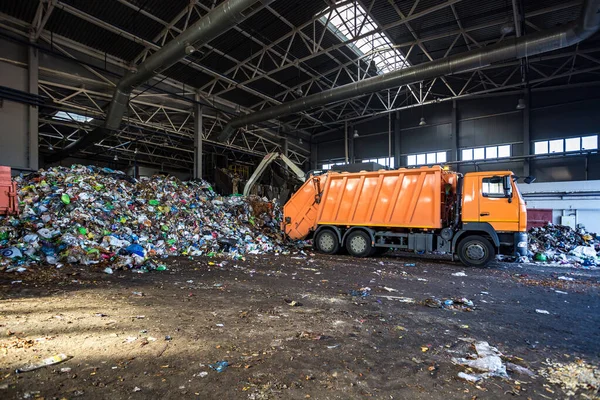 Lastbil kastar skräp på att sortera moderna avfallsåtervinningsanläggning. Separat och sortera sophämtning. Återvinning och lagring av avfall för vidare bortskaffande. — Stockfoto