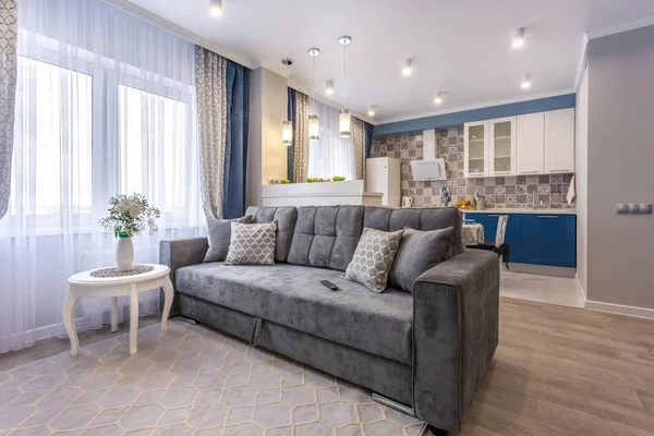 MINSK, BELARUS - SEPTIEMBRE, 2019: Interior del moderno dormitorio de lujo en apartamentos tipo estudio en estilo de color claro —  Fotos de Stock