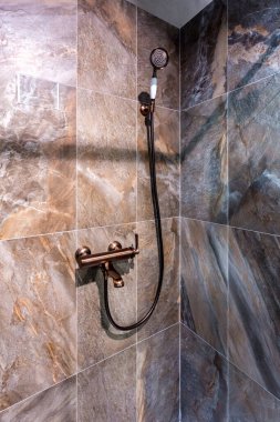 pahalı çatı banyoda musluk ile bakır su musluk lavabo. duvar montaj duş eki ile bir köşe duş kabindetay