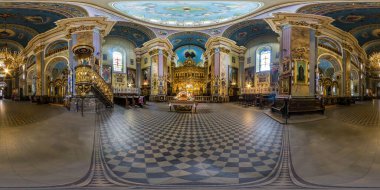 Lviv, Ukrayna - Ağustos 2019: Eski gotik birleşik kilisenin içinde eşit dikdörtgen projeksiyonla tam küresel dikişsiz hdri panorama 360 derece, Vr Ar içeriği ile zenith ve az
