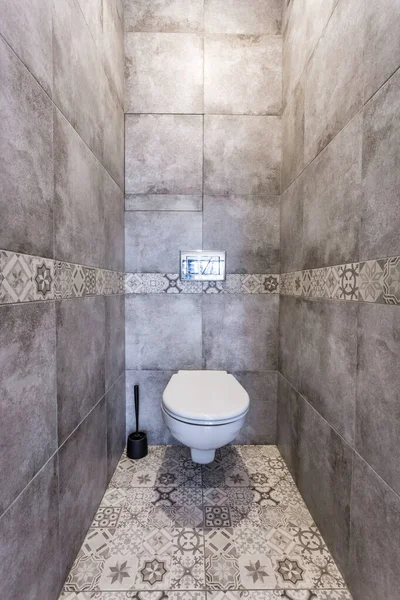 MINSK, BELARUS - SETTEMBRE 2019: toilette e dettaglio di un bidet doccia angolare con attacco doccia a parete — Foto Stock