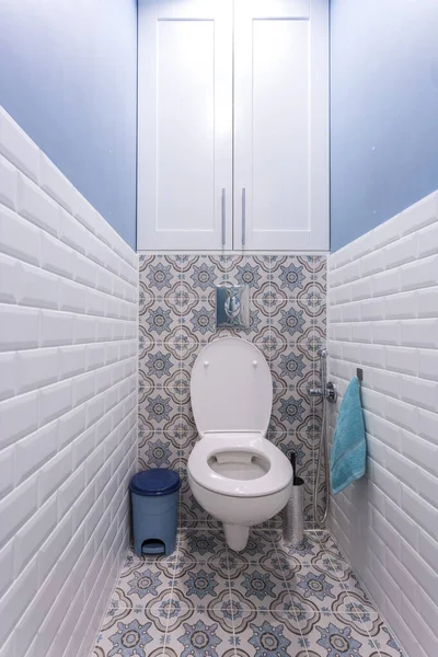 Minsk, Bělorusko - září 2019: WC a detail rohového sprchového bidetu s nástěnným sprchovým koutem — Stock fotografie