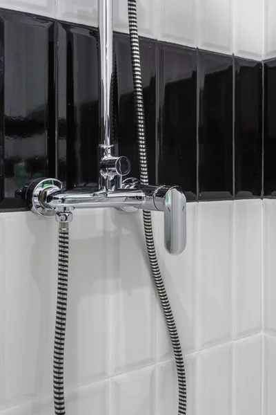 Lavabo con rubinetto in costoso bagno soppalco. dettaglio di una cabina doccia angolare con attacco doccia a parete — Foto Stock