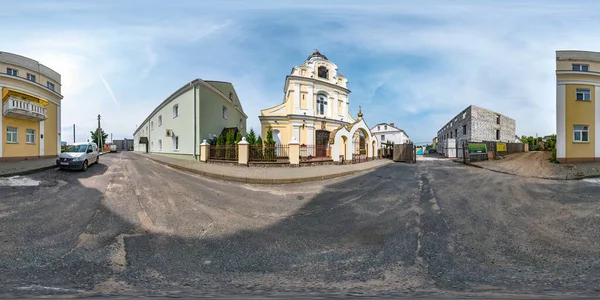 Novogrudok, Λευκορωσία - Αύγουστος 2019: Πλήρης σφαιρική απρόσκοπτη hdri πανόραμα 360 μοίρες στην αυλή κοντά στην ορθόδοξη εκκλησία σε equiορθογώνια προβολή με ζενίθ και ναδίρ, Vr περιεχόμενο με ζενίθ — Φωτογραφία Αρχείου