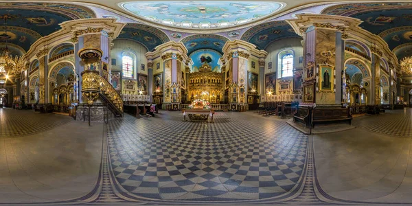 LVIV, UCRÂNIA - AGOSTO 2019: Panorama hdri sem costura esférico completo 360 graus dentro do interior da antiga igreja gótica uniada em projeção equiretangular, conteúdo VR AR com zênite e nadir — Fotografia de Stock