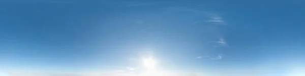 Céu azul com belas nuvens. Panorama hdri sem costura 360 graus ângulo vista com zênite para uso em gráficos 3d ou desenvolvimento de jogos como cúpula do céu ou editar tiro drone — Fotografia de Stock
