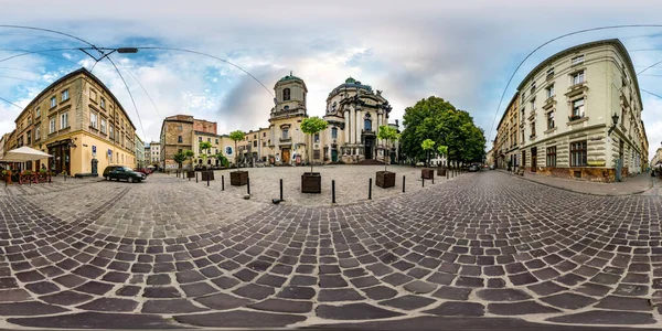 Lwów, Ukraina - sierpień 2019: Pełna bezszwowa panorama hdri 360 stopni w pobliżu starego barokowego uniate katedry dominikańskiej w projekcji równoprostokątnej, zawartość Vr Ar z zenitem i nadirem — Zdjęcie stockowe