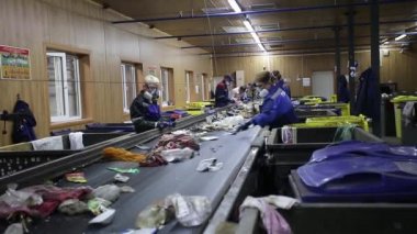 Grodno, Belarus - Ekim 2019: modern atık geri dönüşüm tesisinde taşıyıcı taşınıyor. Çöp toplama ve ayıklama. Daha fazla atık için geri dönüşüm ve depolama. 