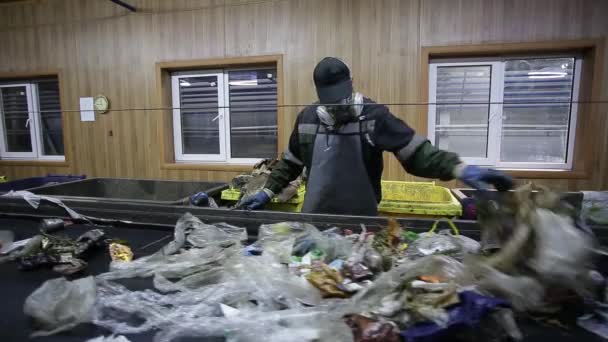 Grodno Belarus 2019 폐기물 재활용 공장에서 이동하는 컨베이어 운반차 쓰레기수집을 — 비디오