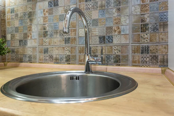 Lavabo rubinetto in acciaio con rubinetto in cucina costosa soppalco — Foto Stock