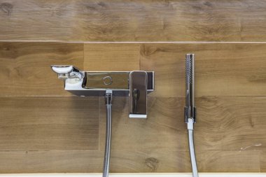 Pahalı tavan arası banyosunda musluk ve musluk var. detay