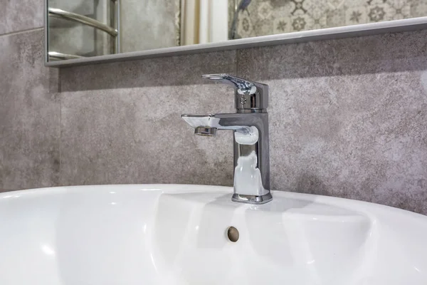 Lavabo in acciaio con rubinetto in costoso bagno soppalco — Foto Stock