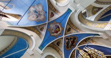 Lviv, Ukrayna - Ağustos 2019: iç manzaranın döndürülmesi ve döndürülmesi ve döndürülmesi ve duvarları ve tavanı duvar resimleri ve sıva kaplı bir ortodoks kilise kubbesine bakılması
