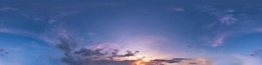 Günbatımından önce pürüzsüz karanlık gökyüzü hdri panorama 360 derece açı açılı güzel bulutlar 3D grafiklerde veya oyun geliştirmede gökyüzü kubbesi olarak kullanılacak veya drone görüntüsü düzenlenecek
