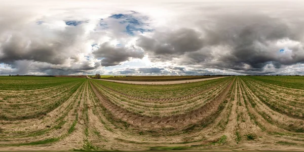 Panorama hdri esférico sem emenda completo 360 graus vista de ângulo entre os campos no dia de outono com nuvens de chuva impressionantes em projeção equiretangular, pronto para realidade virtual VR AR — Fotografia de Stock