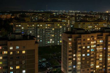Çok katlı bir binanın penceresinde gece manzarası.