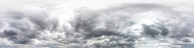 Bulutlu gri gökyüzü. 3D grafiklerde ya da oyun geliştirmede gökyüzü kubbesi olarak kullanılmak ya da insansız hava aracı görüntüsünü düzenlemek için 360 derecelik kusursuz hdri panorama görünümü ile doruk noktası