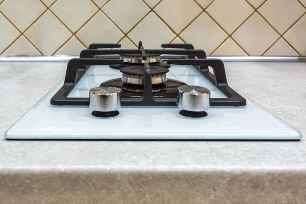 Газовая плита на двух горелках на кухне — стоковое фото
