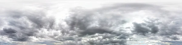 Szürke ég esőfelhőkkel. Zökkenőmentes hdri panoráma 360 fokos szög kilátás zenith használatra 3D-s grafika vagy játék fejlesztése, mint az ég kupola vagy szerkesztése drón lövés — Stock Fotó