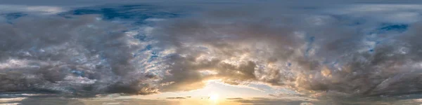 Ciel sombre avant le coucher du soleil avec de beaux nuages impressionnants. Panorama sans couture hdri Vue d'angle 360 degrés avec zénith pour une utilisation dans les graphismes 3D ou le développement de jeux comme dôme du ciel ou éditer un tir de drone — Photo