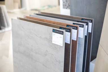 Grodno, Beyaz Rusya - Haziran 2019: iç modern showroom dükkanı içinde seramik karo ve doğal taş satırları