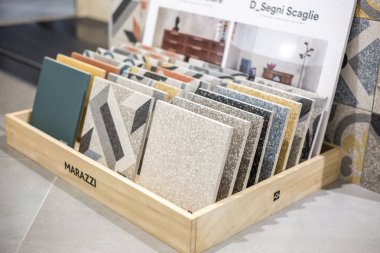 Grodno, Beyaz Rusya - Haziran 2019: iç modern showroom dükkanı içinde seramik karo ve doğal taş satırları