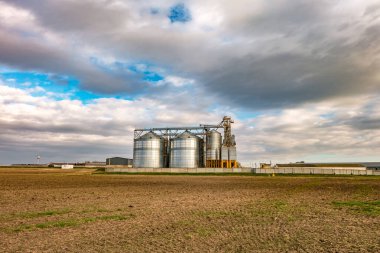 Tarımsal ürünlerin, unun, tahılın ve tahılın temizlenmesi ve depolanması için tarım işleme ve imalat tesisi ve gümüş siloları. Granary asansörü