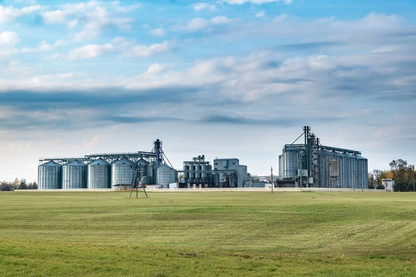 Pengolahan agro dan pabrik pengolahan untuk pengolahan dan perak silo untuk pengeringan dan penyimpanan produk pertanian, tepung, sereal dan gandum. Lift Granary — Stok Foto