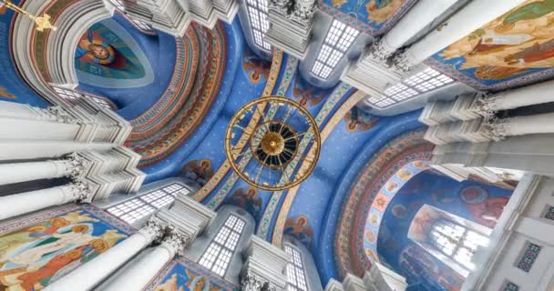白俄罗斯维帖布斯克 2019年8月 旋转和扭转内部视野 仰望东正教圆顶的天花板 — 图库视频影像