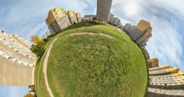 Uzayın kıvrımlı küçük bir gezegen dönüşümü. Soyut bükülme ve döndürme tam uçuş panorama yüksek inşaat alanı kentsel gelişim konut çeyrek