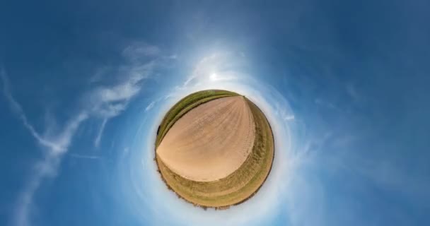 Petite planète Transformation avec courbure de l'espace. Torsion abstraite et rotation du panorama de survol complet entre les champs dans la matinée ensoleillée 