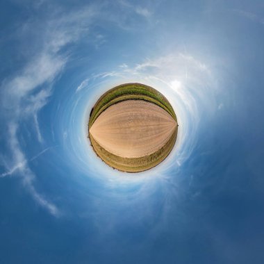 Küresel panoramanın 360 derecelik küçük gezegen dönüşümü. Muazzam güzel bulutları olan küresel soyut hava manzarası. Uzayın eğriliği.