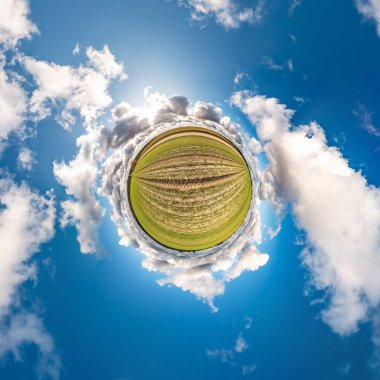 Küresel panoramanın 360 derecelik küçük gezegen dönüşümü. Muazzam güzel bulutları olan küresel soyut hava manzarası. Uzayın eğriliği.