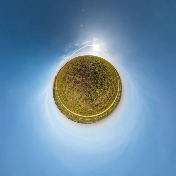 Malá planetární transformace sférického panoramatu 360 stupňů. Sférický abstraktní letecký pohled v poli s úžasnými krásnými mraky. Zakřivení prostoru. — Stock fotografie