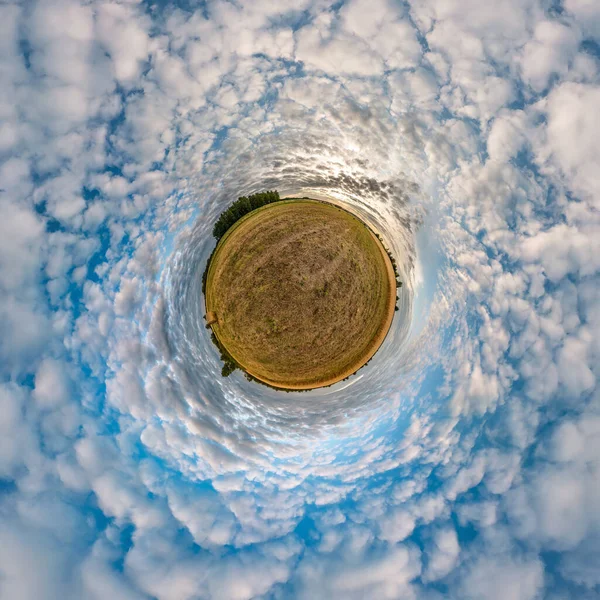 小行星变换的球面全景360度.球状抽象的空中景观在战场上与令人敬畏的美丽的云。空间的曲率. — 图库照片