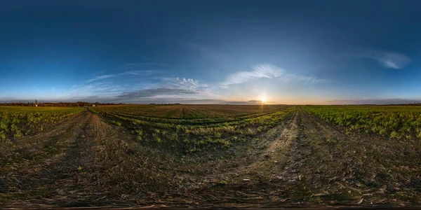 Голубое небо перед закатом с красивыми удивительными облаками. полная бесшовная сферическая гидропанорама 360 градусов угла обзора между полями вечером в равнопрямоугольной проекции, готовая к содержанию VR AR — стоковое фото