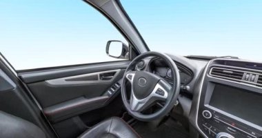 Prestij modern arabanın iç deri salonundaki panorama. Direksiyon, vites kolu ve gösterge paneli