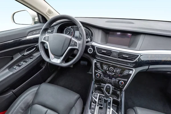 Panorama en salón de cuero interior de prestigio coche moderno. volante, palanca de cambios y salpicadero — Foto de Stock