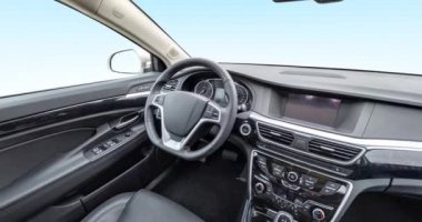 Prestij modern arabanın iç deri salonundaki panorama. Direksiyon, vites kolu ve gösterge paneli