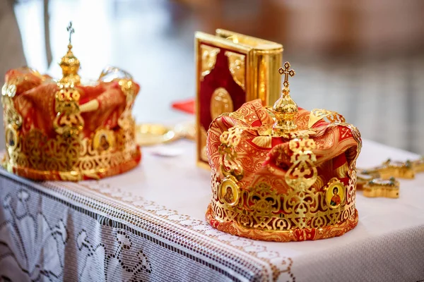 Gouden kroon van pasgetrouwden in de kerk — Stockfoto