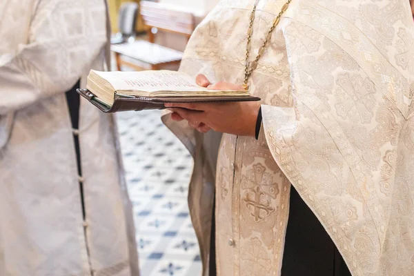 Padre em uma igreja ortodoxa lê uma oração da Bíblia durante um culto de adoração — Fotografia de Stock