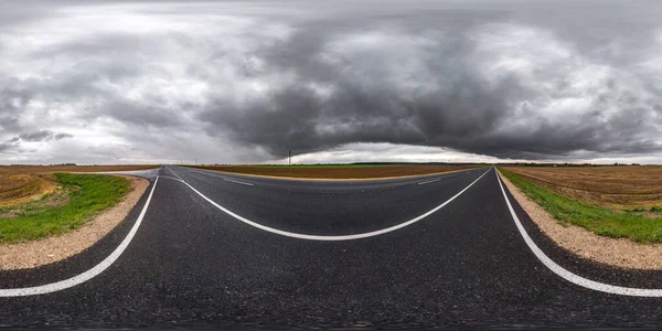 Panorama de hdri esférico sin costura completa 360 grados ángulo de visión en carretera de asfalto entre los campos en el día de otoño con hermosas nubes antes de la tormenta en proyección equirectangular, listo para el contenido VR AR — Foto de Stock